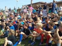 des jeunes attentifs avec leurs parents