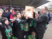 Remise du Trophée des Poussins àaux jeunes de LVR XIII par Pascal Merlin