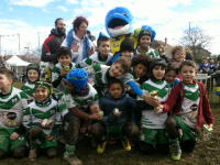 les U10 de lVR VVRL avec Sacha qui brandit le ptrophee de second