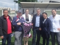 Jacques presentant aux elus le Maillot des Lionnes qui n'a pas connu de défaite