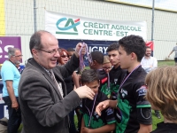 Pascal Merlin félicitants les joueurs de LVR XIII