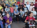 les participants devant la stèle