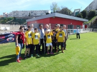 remise du trophée par Jalal Nadarou à l'equipe Jaune
